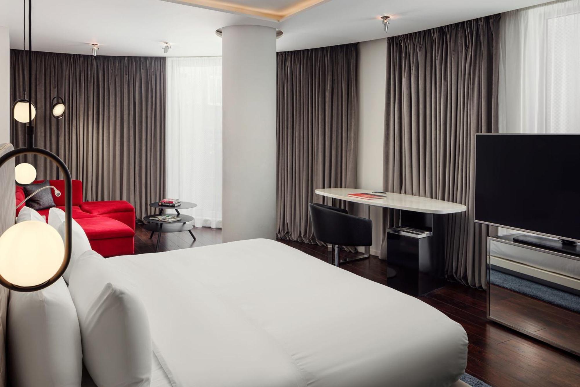 Deluxe Corner Studio Suite with One King Bed and Sitting Area